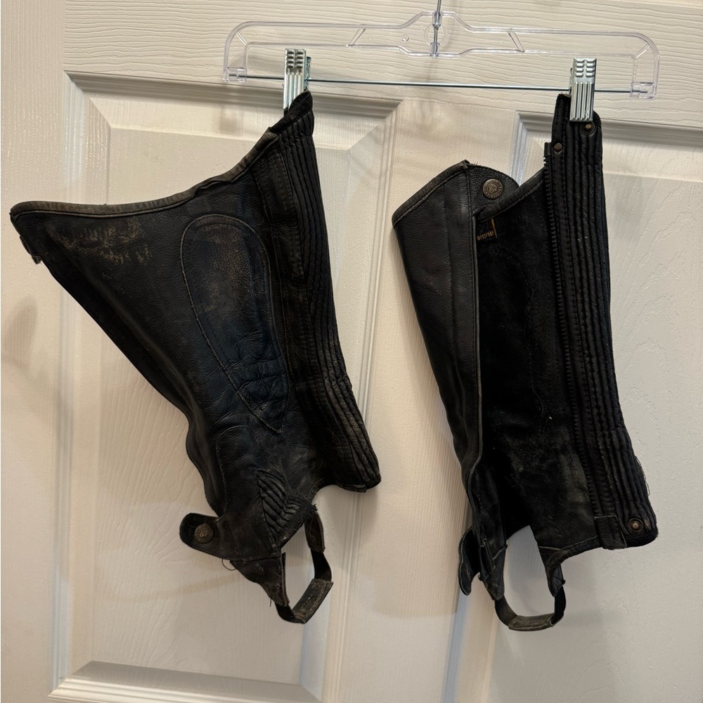 Ovation full-grain leather children’s half chaps. Size B(12/14). Black.